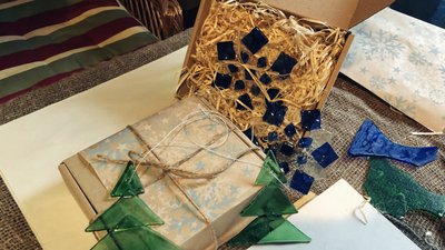 Новорічні іграшки зі скла виготовляє пара із Закарпаття