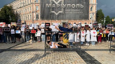 Родичі захисників "Азовсталі" влаштували перфоманс на Софійській площі