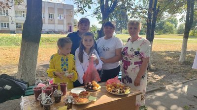 Збір коштів на авто для воїнів в селі Жутбовичі на одному із благодійних ярмарків Збір коштів на авто для воїнів в селі Жутбовичі на одному із благодійних ярмарків