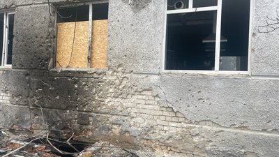Російські військові обстріляли перинатальний центр у Херсоні Російські військові обстріляли перинатальний центр у Херсоні
