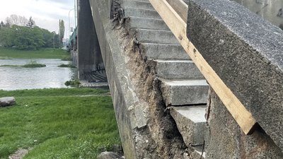 Частина перил мосту Масарика в Ужгороді обвалилася Частина перил мосту Масарика в Ужгороді обвалилася