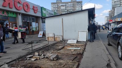 У Києві чоловік погрожував спалити себе живцем, протестуючи проти демонтажу МАФів У Києві чоловік погрожував спалити себе живцем, протестуючи проти демонтажу МАФів