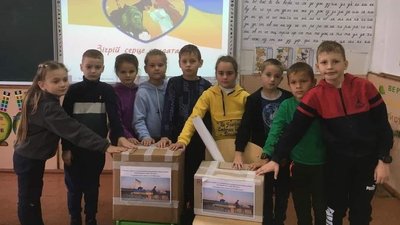 Смаколики та теплі речі. Голованівські школярі відправили посилку військовим Смаколики та теплі речі. Голованівські школярі відправили посилку військовим