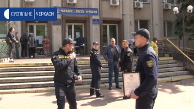 Нагородили черкаських рятувальників, які гасили пожежі в Чорнобильській зоні Нагородили черкаських рятувальників, які гасили пожежі в Чорнобильській зоні