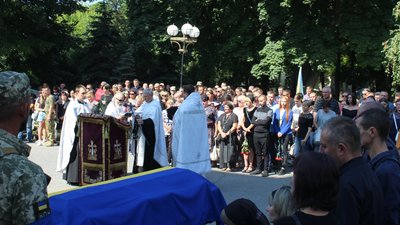 У Полтаві попрощалися із воїнами, які боронили Україну У Полтаві попрощалися із воїнами, які боронили Україну