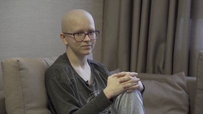 "Мрію стати на ноги й повернутись додому": 17-річна херсонка бореться із саркомою
