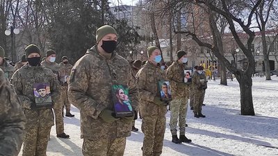 У Харкові курсанти вийшли на площу з портретами Герої Небесної сотні У Харкові курсанти вийшли на площу з портретами Герої Небесної сотні