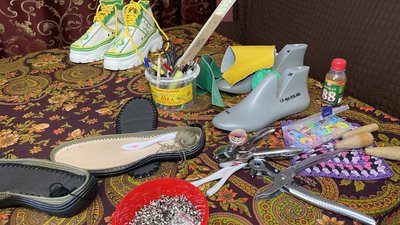 Херсонська майстриня в’яже взуття та оздоблює його українськими візерунками Херсонська майстриня в’яже взуття та оздоблює його українськими візерунками
