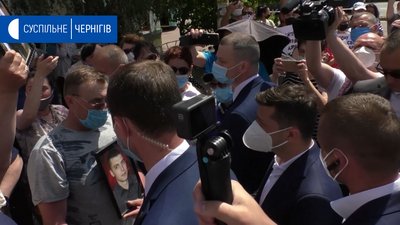 У Чернігові біля обласної станції «швидкої» Зеленського зустріли мітингувальники. РЕПОРТАЖ