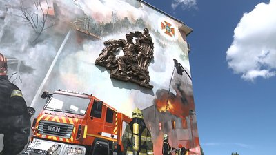 На муралі на честь ДСНС у Полтаві зобразили роботу рятувальників