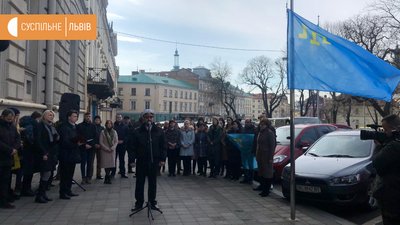 У Львові урочисто підняли прапор кримських татар У Львові урочисто підняли прапор кримських татар