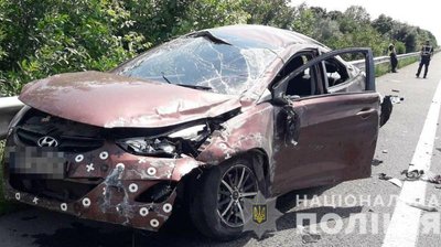 На трасі Київ-Одеса легковик влетів у металеву огорожу: одна людина загинула, ще одна травмувалася