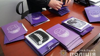У Тернополі поліцейські затримали жінку, яка продавала захисні маски на вулиці У Тернополі поліцейські затримали жінку, яка продавала захисні маски на вулиці