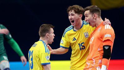 Ілля Приходько (№15) святкує гол у матчі з Литвою на Євро з футзалу