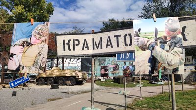 "Це наші друзі, наші побратими". У Дніпрі відкрилася виставка світлин з чотирилапими друзями військових