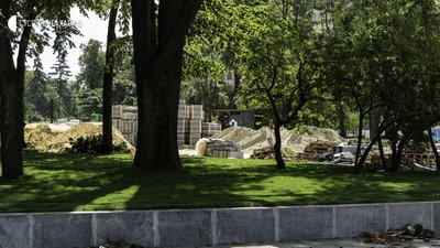 У сквері на майдані Свободи прибрали половину паркану У сквері на майдані Свободи прибрали половину паркану