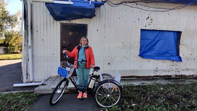 Волонтери передають електровелосипеди медикам та соцпрацівникам на деокуповані території Харківщини