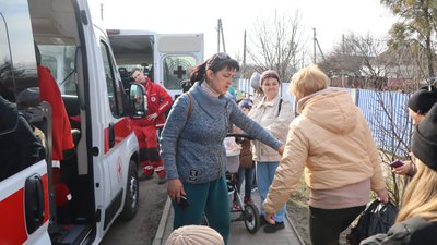 "Через дітей, через онуків прийшлось виїжджати": як мешканців Сумщини евакуюють на Західну Україну "Через дітей, через онуків прийшлось виїжджати": як мешканців Сумщини евакуюють на Західну Україну