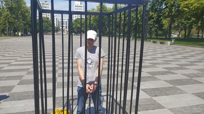 На головній площі Харкова до Міжнародного дня боротьби зі зловживанням наркотиків встановили клітку На головній площі Харкова до Міжнародного дня боротьби зі зловживанням наркотиків встановили клітку