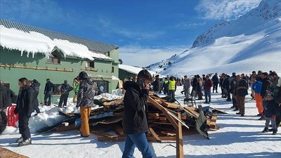 На гірськолижному курорті в Туреччині обвалився навіс готелю: восьмеро постраждалих