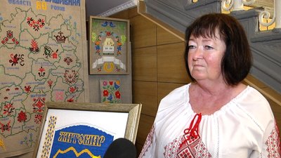 Вихованці гуртка "Українська народна вишивка" вишили карту Житомирської області Вихованці гуртка "Українська народна вишивка" вишили карту Житомирської області