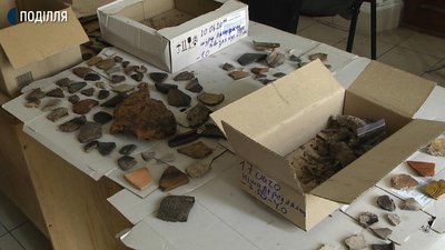 Під час досліджень стіни також була знайдена велика кількість кераміки XVI століття. Фото: Суспільне Під час досліджень стіни також була знайдена велика кількість кераміки XVI століття. Фото: Суспільне