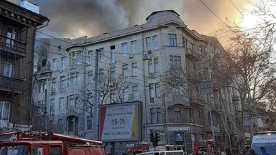 Масштабна пожежа в Одесі: горить пам'ятка архітектури, багато постраждалих Масштабна пожежа в Одесі: горить пам'ятка архітектури, багато постраждалих