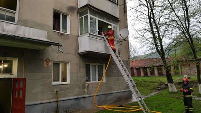 Пожежа у квартирі чотириповерхівки на Закарпатті: власник помер у швидкій
