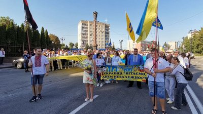 У Кропивницькому пів тисячі містян пройшли ходою у вишиванках У Кропивницькому пів тисячі містян пройшли ходою у вишиванках