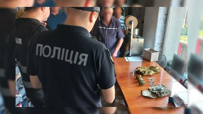 На Чернігівщині правоохоронці затримали чоловіка, який зберігав вдома зброю, боєприпаси та наркотики