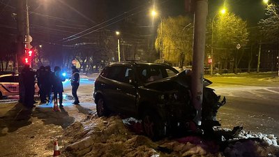 У Хмельницькому автівка влетіла в бетонну електроопору. 21-річний пасажир в лікарні