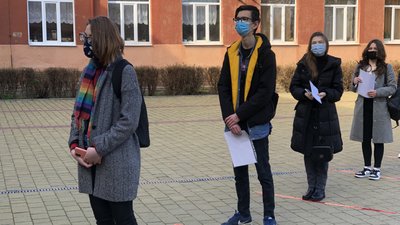 Черга у два ряди, маски й антисептики: як в Ужгороді складали пробне ЗНО Черга у два ряди, маски й антисептики: як в Ужгороді складали пробне ЗНО
