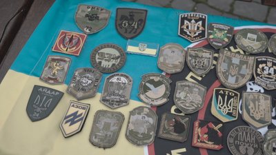 Волонтерка з Тернопільщини колекціонує прапори та шеврони