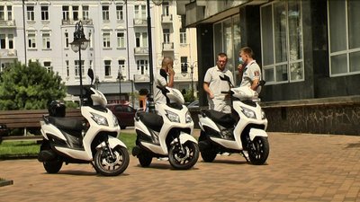 Вінницькі інспектори з паркування пересіли на електроскутери