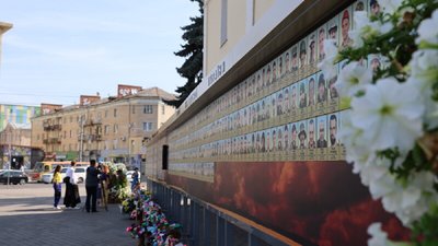 У Луцьку оновили фотостенд загиблих героїв та розмістили портрети захисників на led-екранах міста
