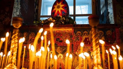 Свічки в церкві на тлі писанки у Свято-Михайлівському кафедральному соборі