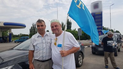Автопробіг на адмінмежі: на Херсонщині розгорнули кримськотатарський прапор Автопробіг на адмінмежі: на Херсонщині розгорнули кримськотатарський прапор