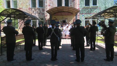 Військовий оркестр просто неба привітав вінницьких медиків із професійним святом