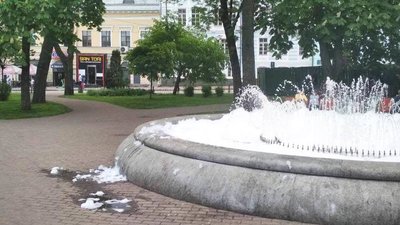 На Контрактовій площі у Києві невідомі залили фонтан мийним засобом