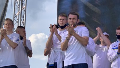 З прапорами та під вигуки "Молодці!": як у "Борисполі" зустрічали збірну України з футболу