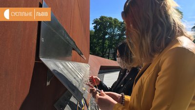 День Героїв у Львові: родини Героїв Небесної Сотні зібралися біля меморіалу пам`яті День Героїв у Львові: родини Героїв Небесної Сотні зібралися біля меморіалу пам`яті