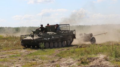 На Рівненщині пройшли військові навчання. "Знищили" колону російських танків На Рівненщині пройшли військові навчання. "Знищили" колону російських танків