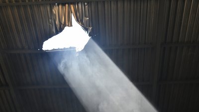 Влучив уламок боєприпасу. У Миколаєві сталася пожежа в ангарі