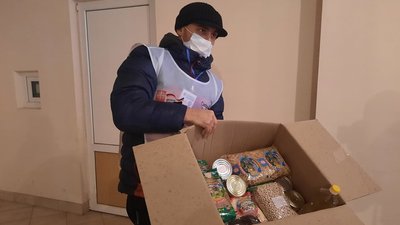 Жителі прифронтового села отримали продуктові набори від благодійників Жителі прифронтового села отримали продуктові набори від благодійників