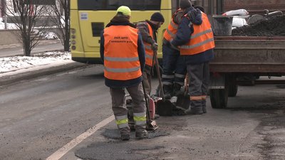 Вибоїни на дорогах: у Львові проводять ямковий ремонт холодним асфальтом