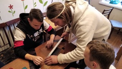 Учні Житомирської спецшколи шиють на уроках праці вироби зі шкіри Учні Житомирської спецшколи шиють на уроках праці вироби зі шкіри