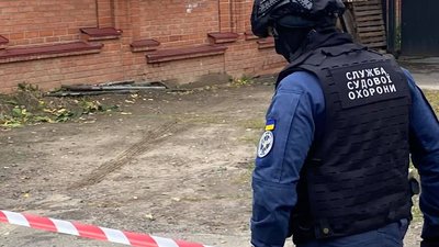 Поліція з’ясовує причини вибуху біля будівлі ВАКС Поліція з’ясовує причини вибуху біля будівлі ВАКС