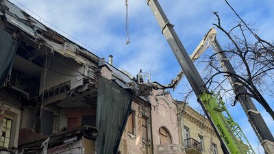 У центрі Харкова на вулиці Свободи почали розбір завалів у двох будинках, розбитих РФ 1 У центрі Харкова на вулиці Свободи почали розбір завалів у двох будинках, розбитих РФ 1