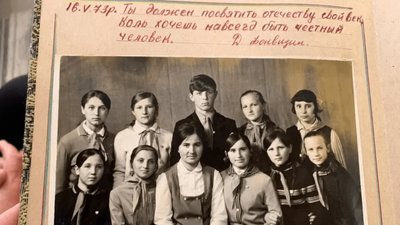 Вчителька та сестра працівника адміністрації президента РФ записали до нього відеозвернення Вчителька та сестра працівника адміністрації президента РФ записали до нього відеозвернення