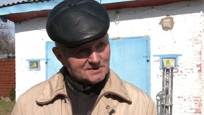 Син воює, а самотужки відновити не може: на Чернігівщині 70-річний чоловік живе у будинку з пошкодженим дахом Син воює, а самотужки відновити не може: на Чернігівщині 70-річний чоловік живе у будинку з пошкодженим дахом